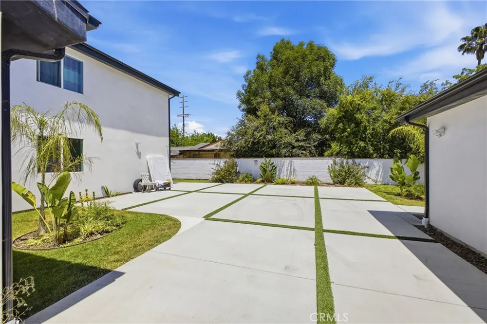 18853 Saticoy Street Reseda, CA 91335