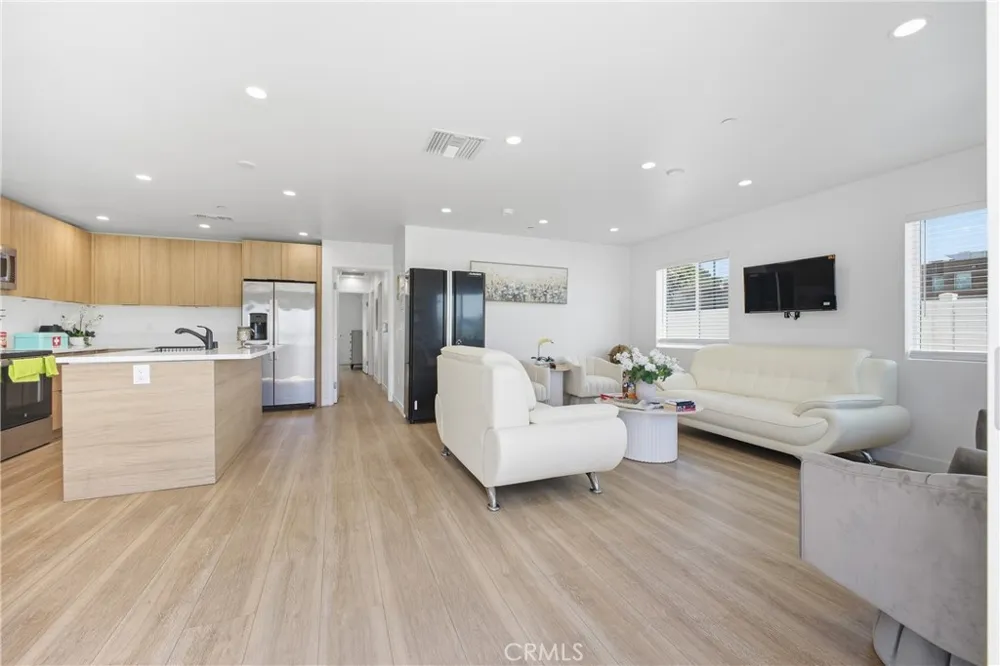 18853 Saticoy Street Reseda, CA 91335