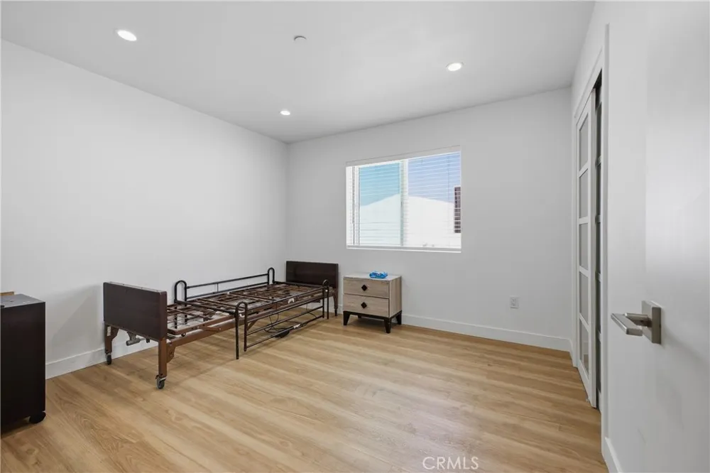 18853 Saticoy Street Reseda, CA 91335