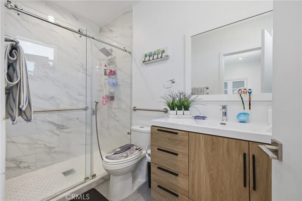 18853 Saticoy Street Reseda, CA 91335