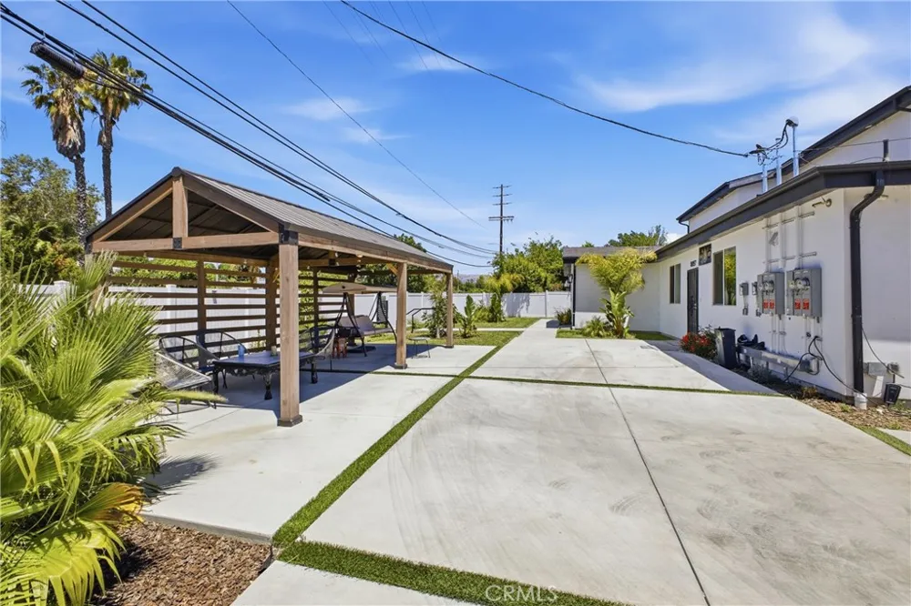 18853 Saticoy Street Reseda, CA 91335