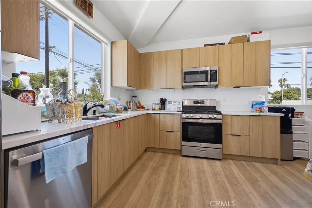 18853 Saticoy Street Reseda, CA 91335