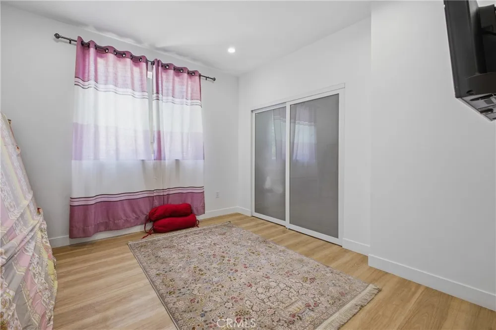 18853 Saticoy Street Reseda, CA 91335