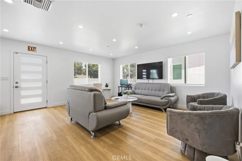 18853 Saticoy Street Reseda, CA 91335