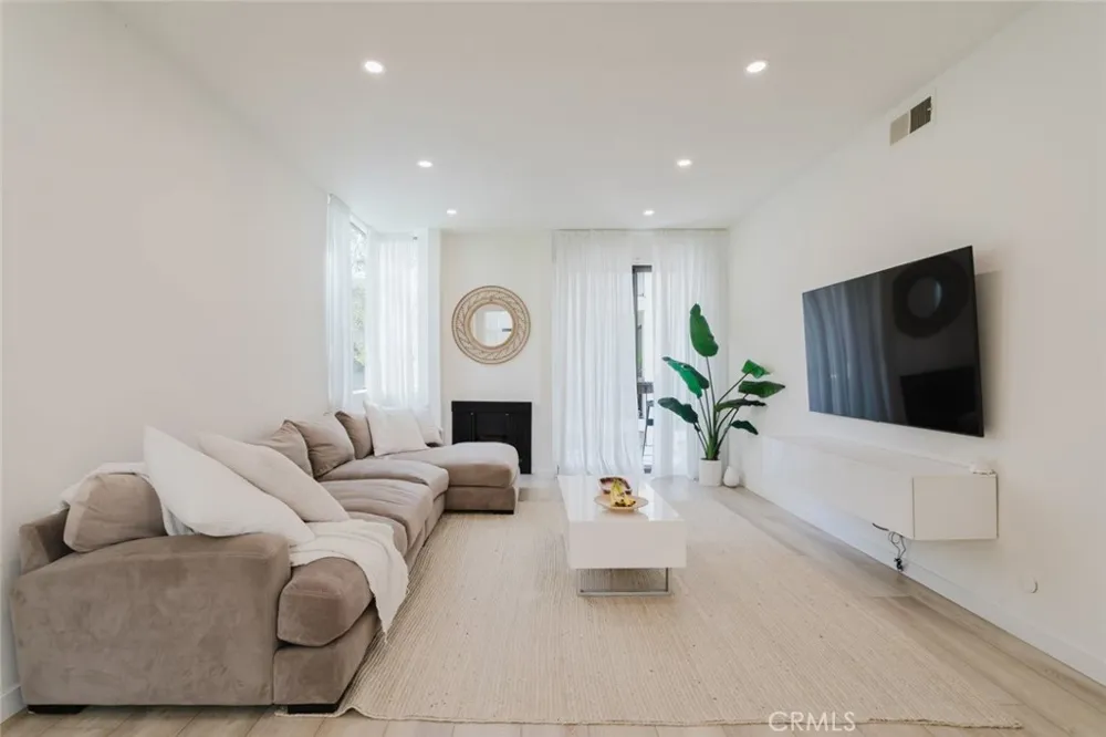 1305 Columbus Avenue #204 Glendale, CA 91202