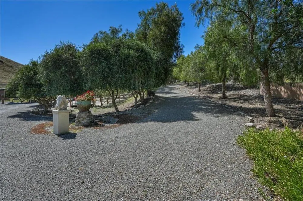 2727 Thomas Road Hollister, CA 95023