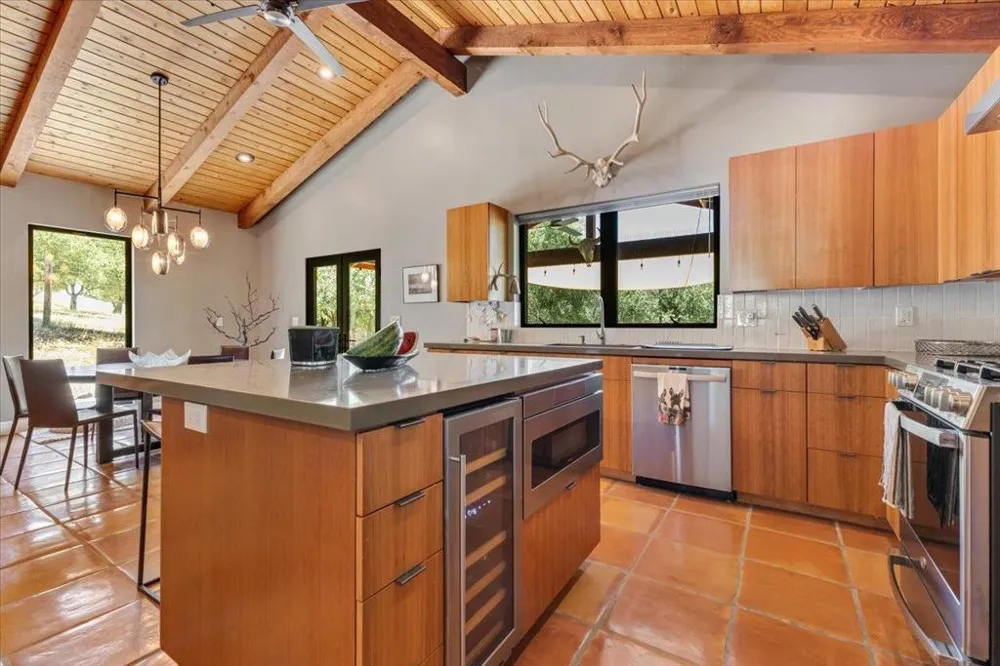 2727 Thomas Road Hollister, CA 95023