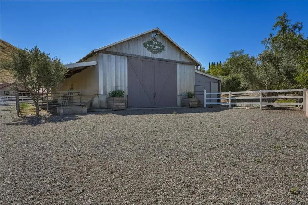 2727 Thomas Road Hollister, CA 95023