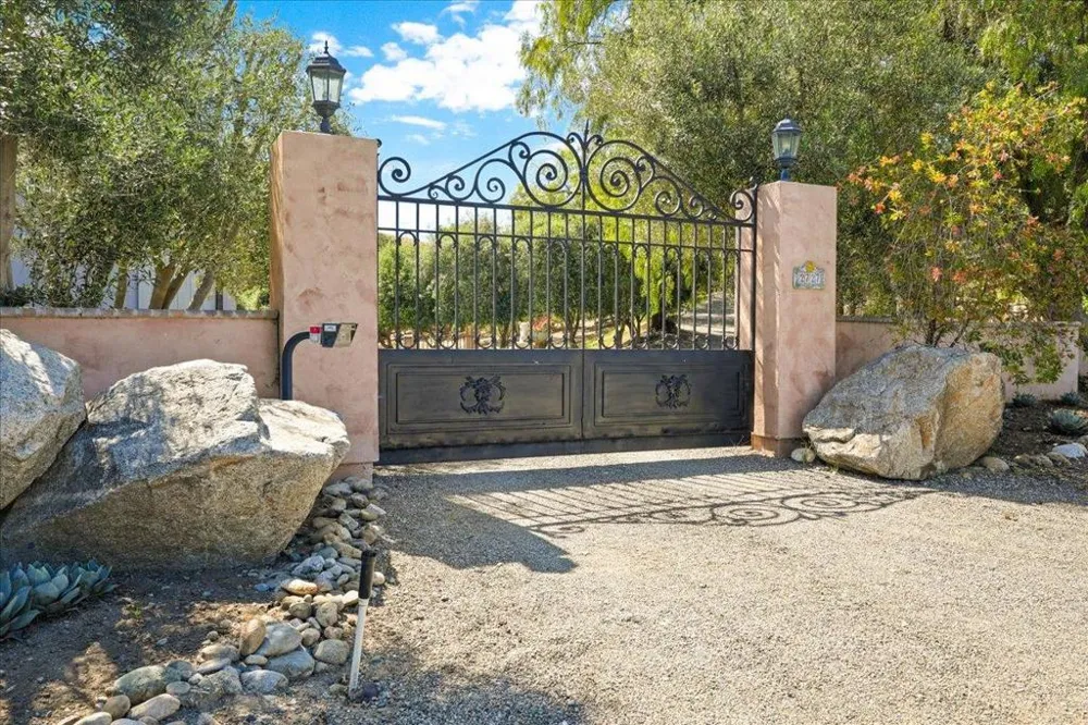 2727 Thomas Road Hollister, CA 95023