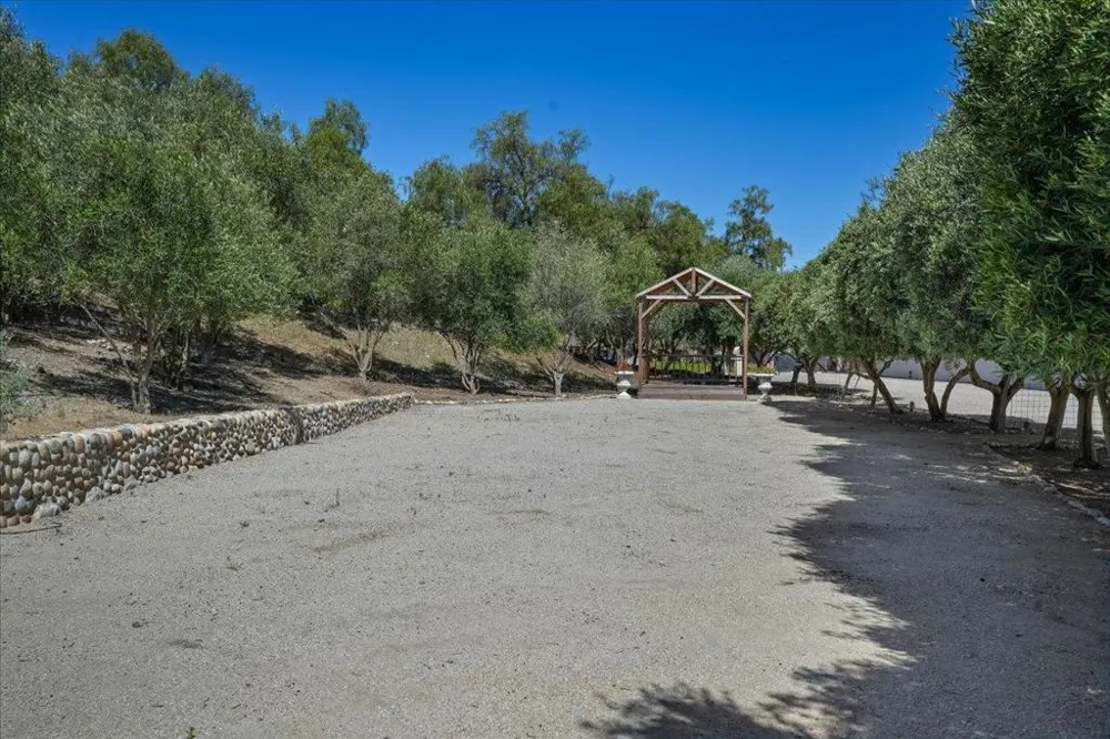 2727 Thomas Road Hollister, CA 95023