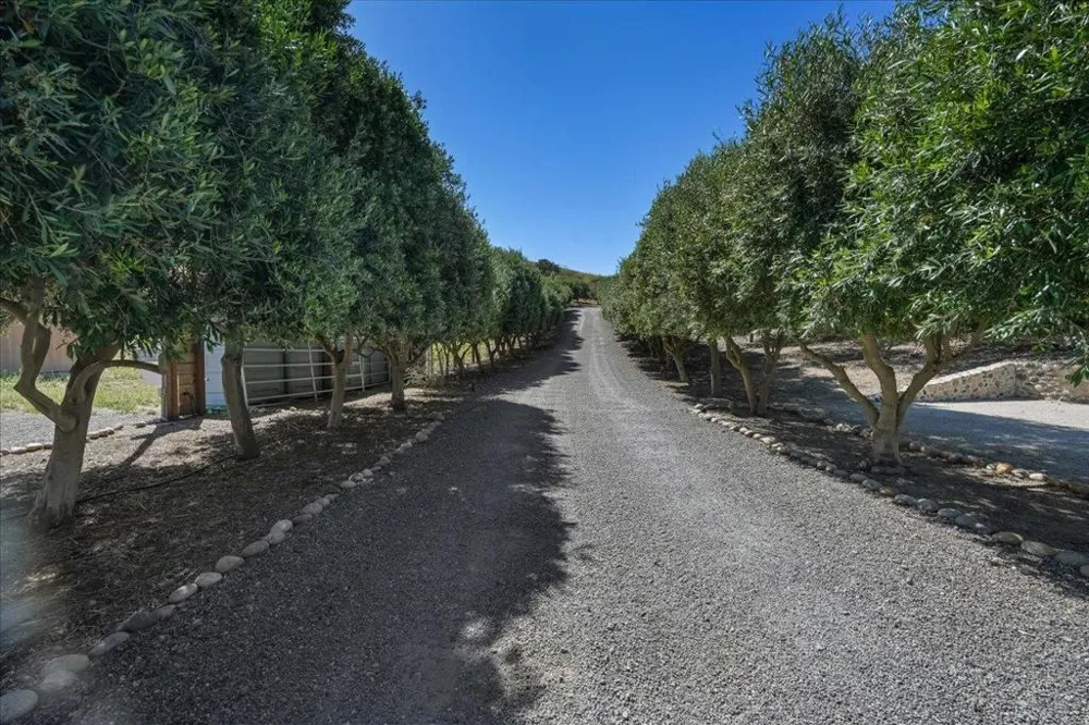 2727 Thomas Road Hollister, CA 95023