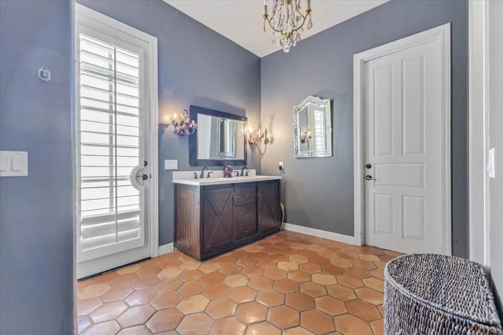2727 Thomas Road Hollister, CA 95023
