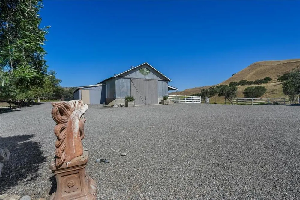 2727 Thomas Road Hollister, CA 95023
