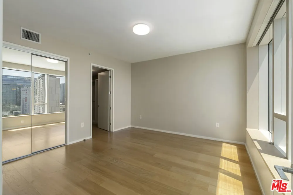 889 Francisco Street #1206 Los Angeles, CA 90017