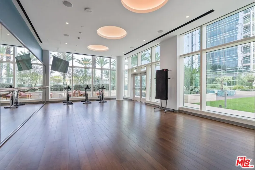 889 Francisco Street #1206 Los Angeles, CA 90017