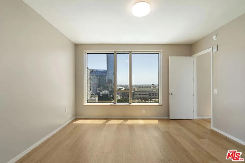 889 Francisco Street #1206 Los Angeles, CA 90017