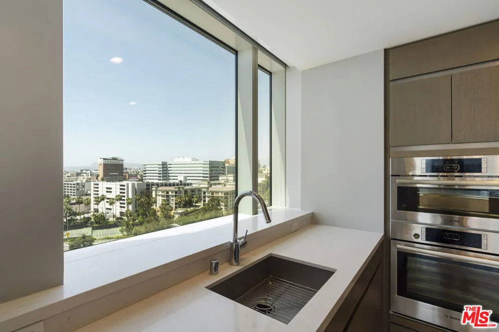 889 Francisco Street #1206 Los Angeles, CA 90017