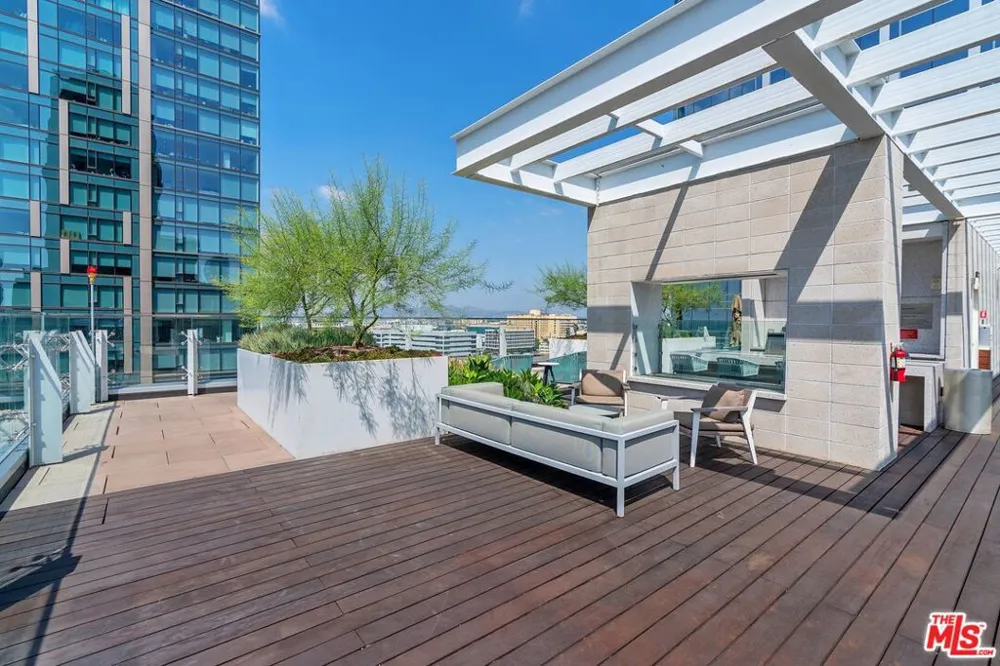 889 Francisco Street #1206 Los Angeles, CA 90017