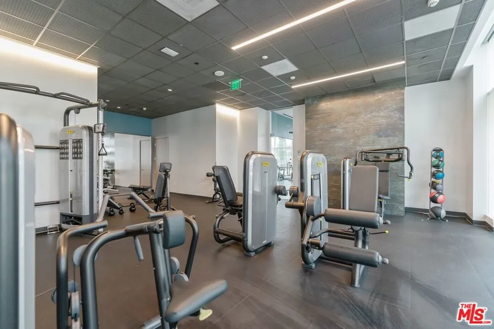 889 Francisco Street #1206 Los Angeles, CA 90017