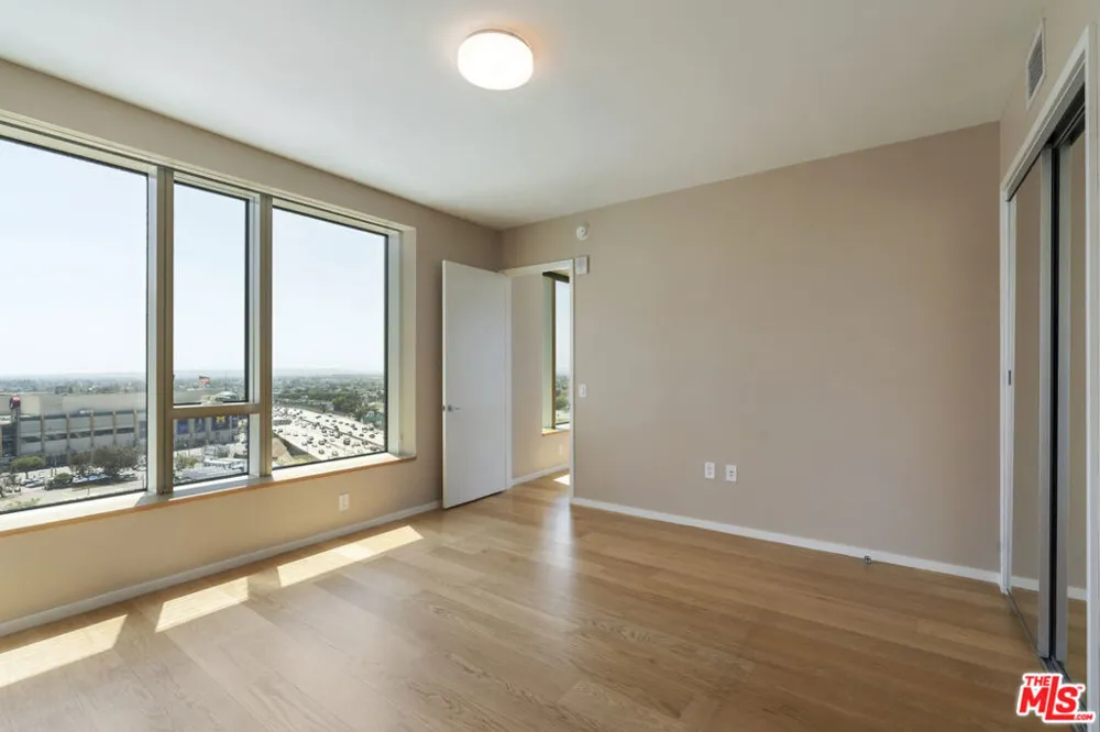 889 Francisco Street #1206 Los Angeles, CA 90017
