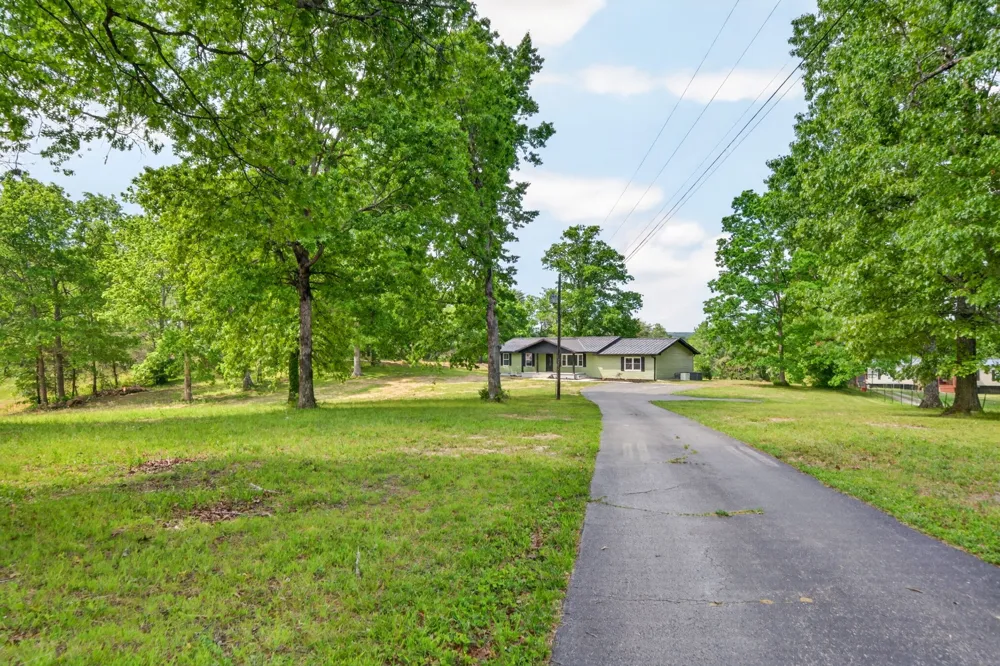 4097 Hanging Limb Hwy Monterey, TN 38574