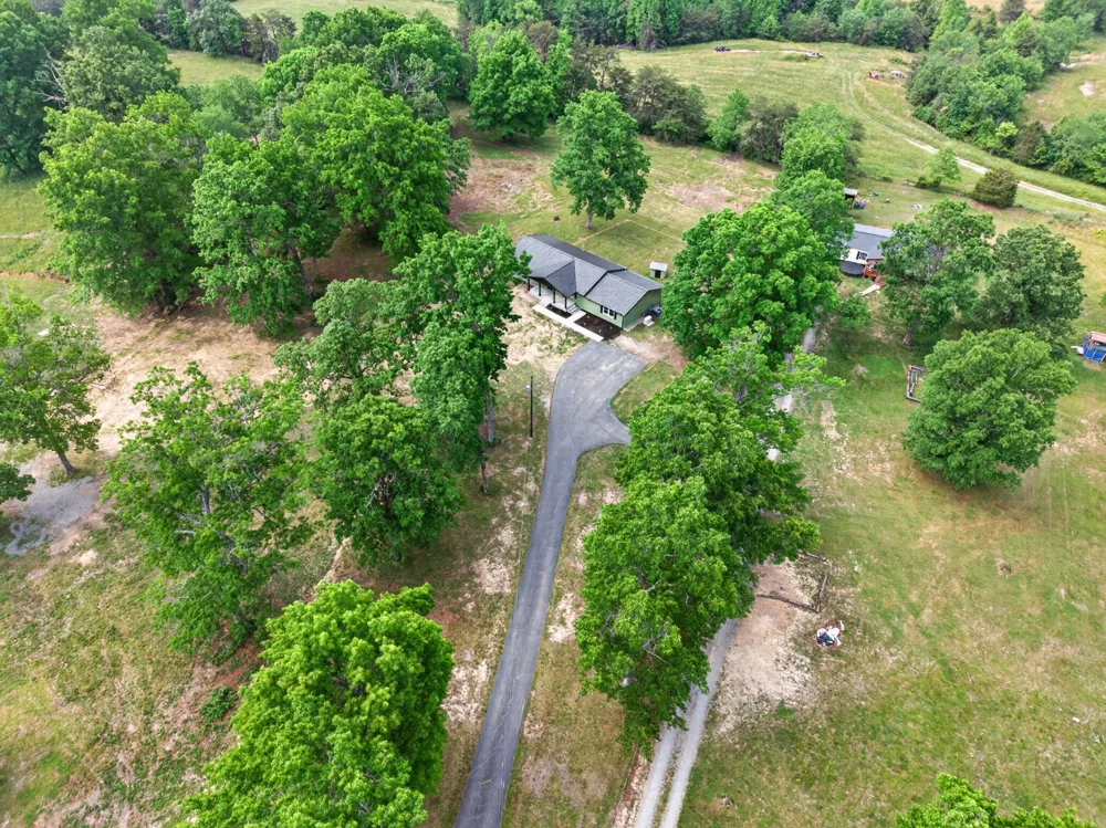 4097 Hanging Limb Hwy Monterey, TN 38574