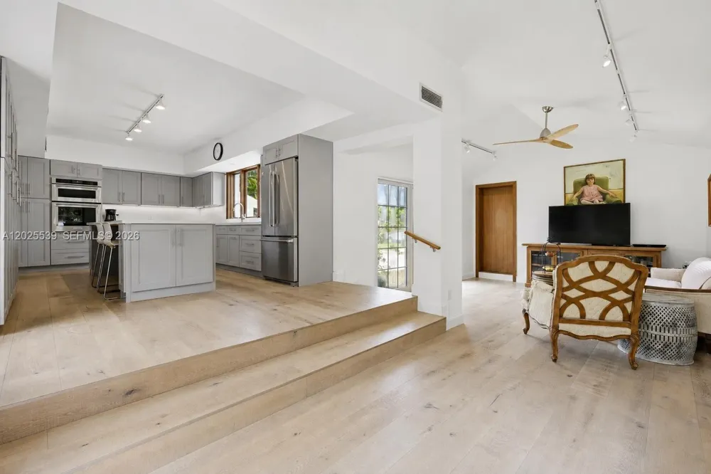 2535 Sunset Dr Miami Beach, FL 33140