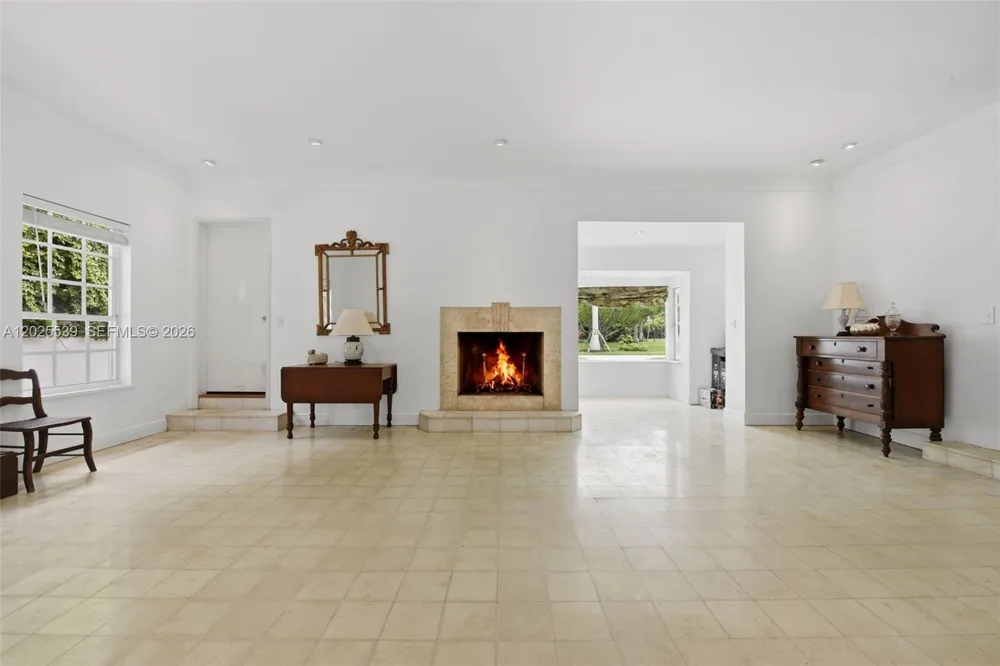 2535 Sunset Dr Miami Beach, FL 33140