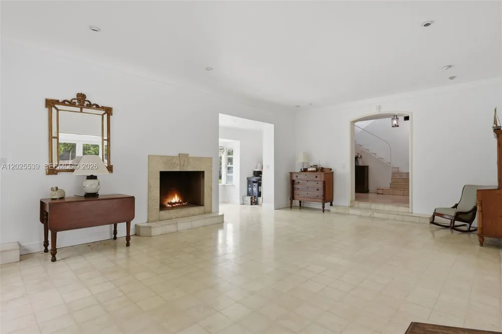 2535 Sunset Dr Miami Beach, FL 33140