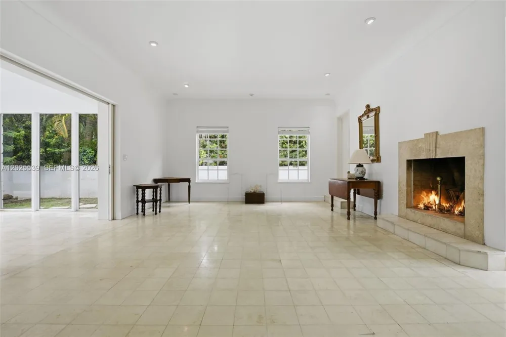 2535 Sunset Dr Miami Beach, FL 33140