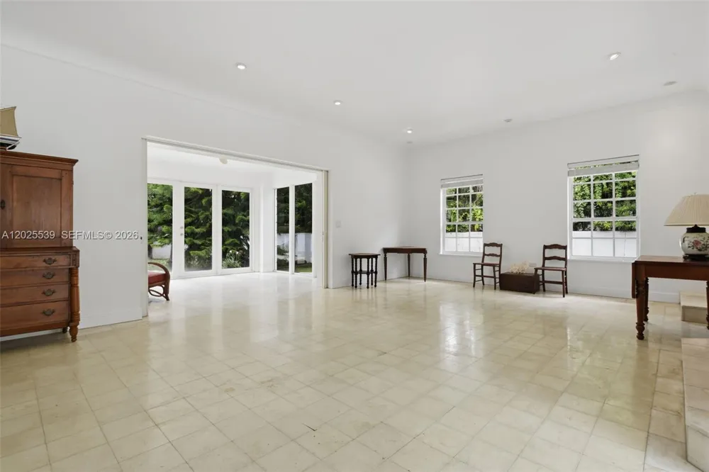 2535 Sunset Dr Miami Beach, FL 33140