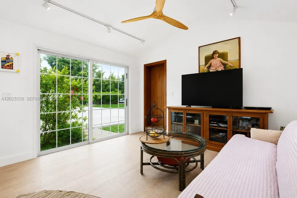 2535 Sunset Dr Miami Beach, FL 33140