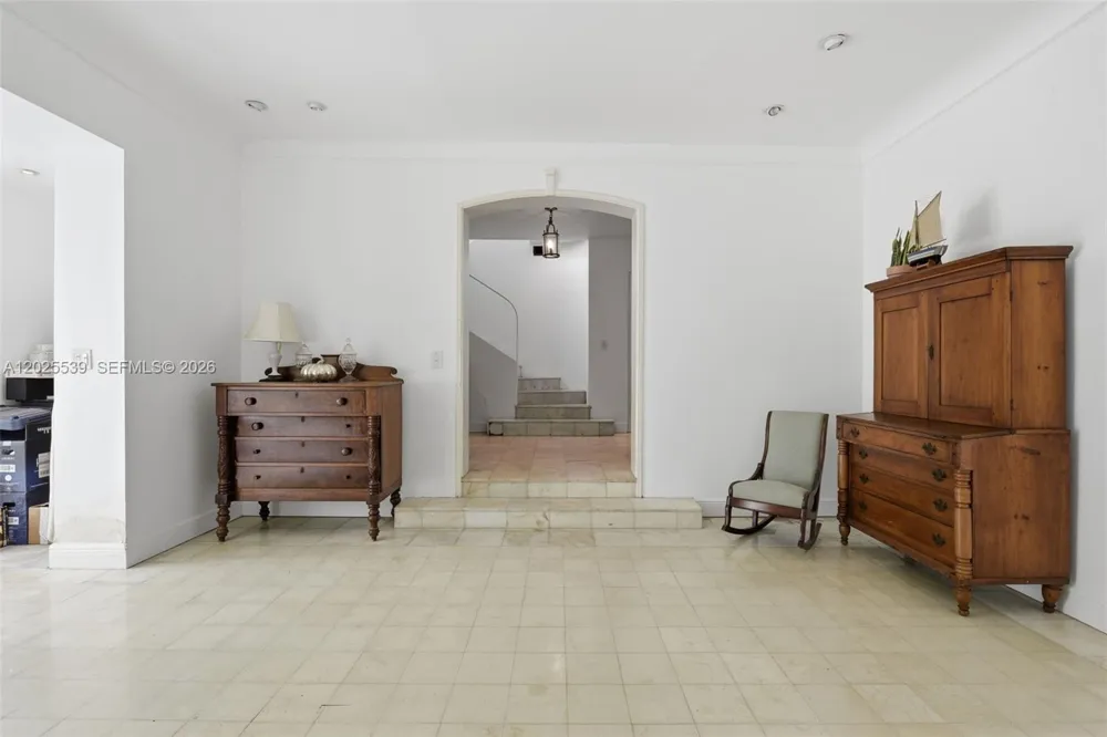 2535 Sunset Dr Miami Beach, FL 33140