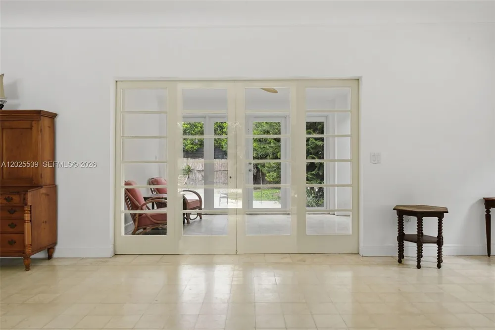 2535 Sunset Dr Miami Beach, FL 33140
