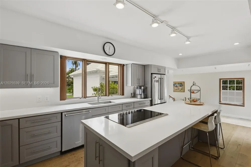 2535 Sunset Dr Miami Beach, FL 33140