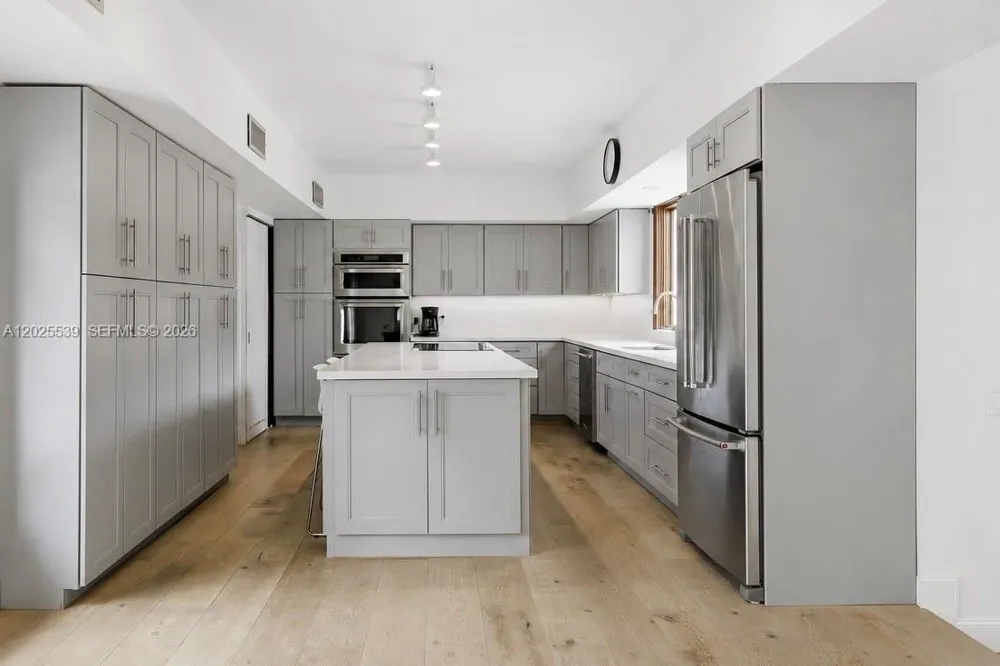 2535 Sunset Dr Miami Beach, FL 33140