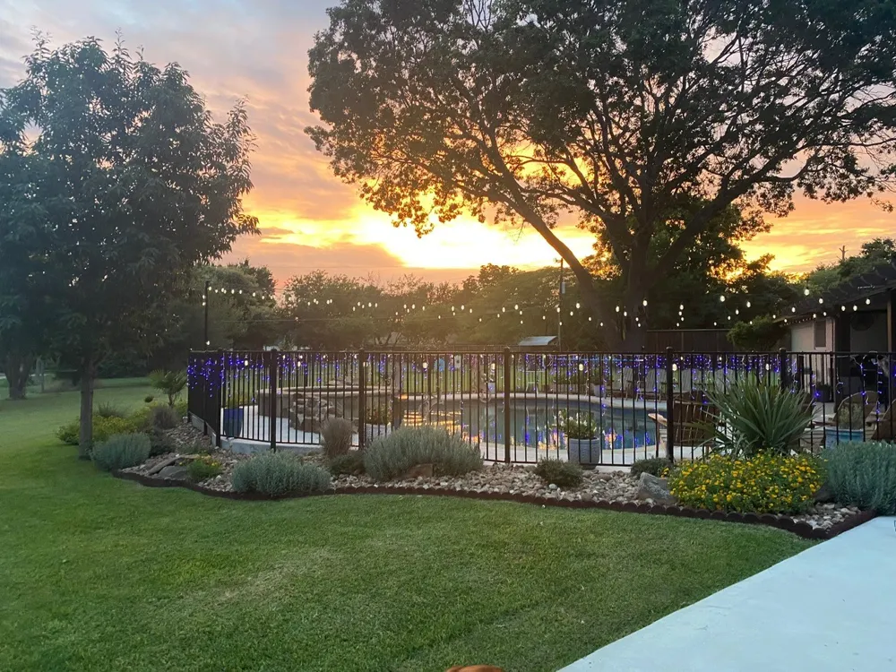 105 Elm Drive Oak Leaf, TX 75154