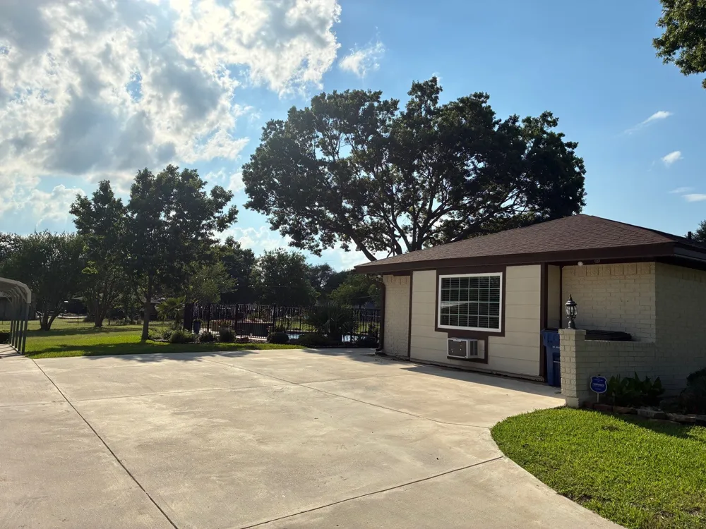 105 Elm Drive Oak Leaf, TX 75154