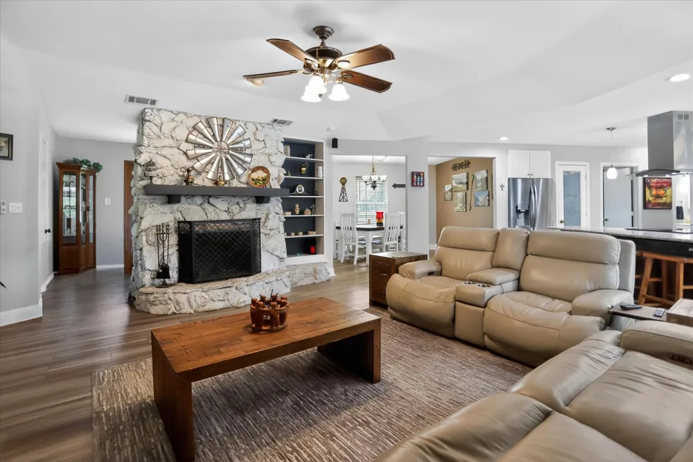 105 Elm Drive Oak Leaf, TX 75154