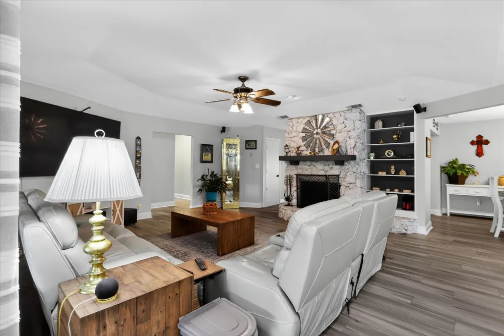 105 Elm Drive Oak Leaf, TX 75154