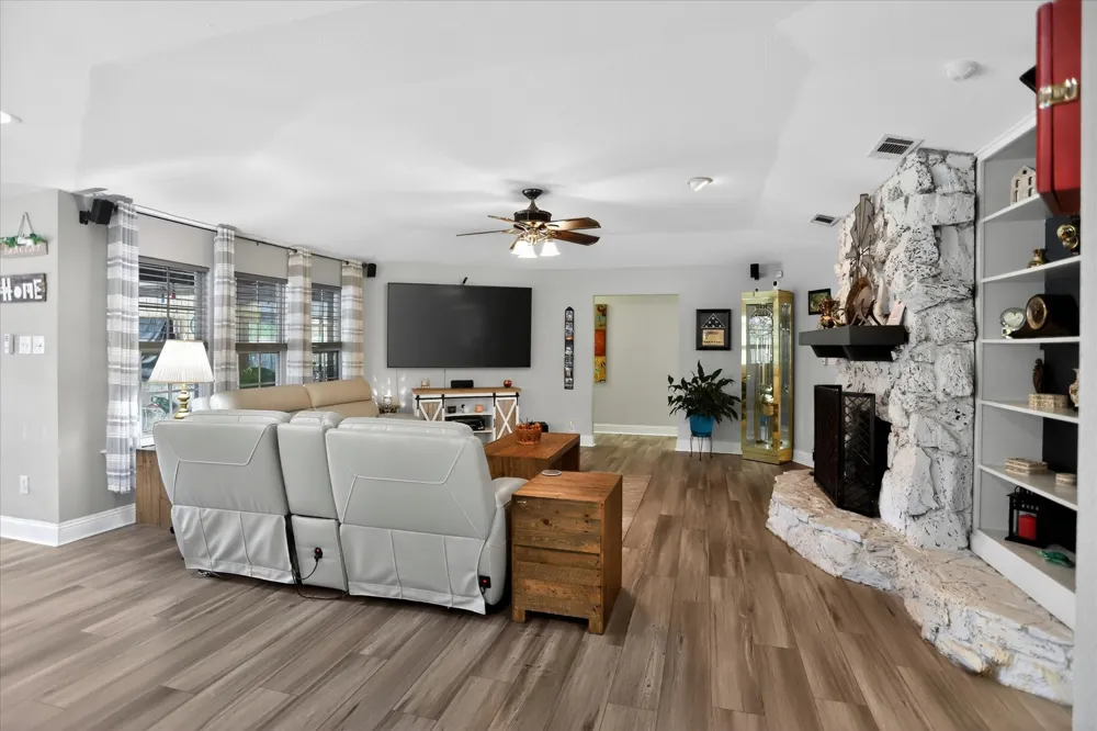 105 Elm Drive Oak Leaf, TX 75154