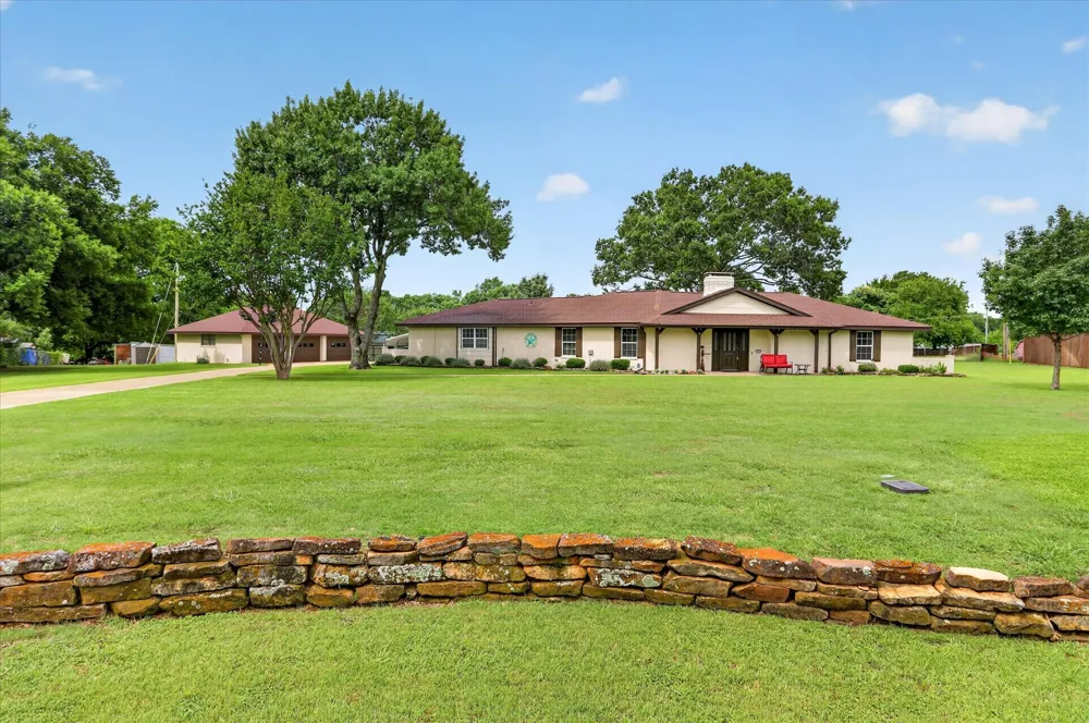105 Elm Drive Oak Leaf, TX 75154