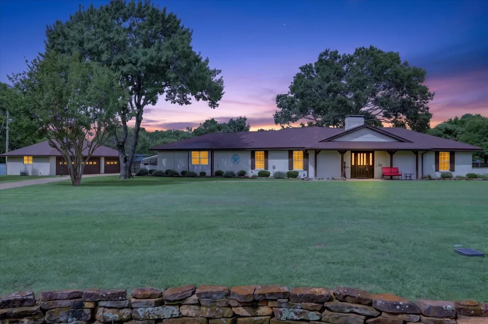 105 Elm Drive Oak Leaf, TX 75154