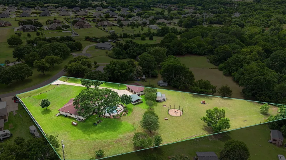 105 Elm Drive Oak Leaf, TX 75154