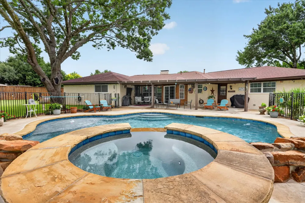 105 Elm Drive Oak Leaf, TX 75154