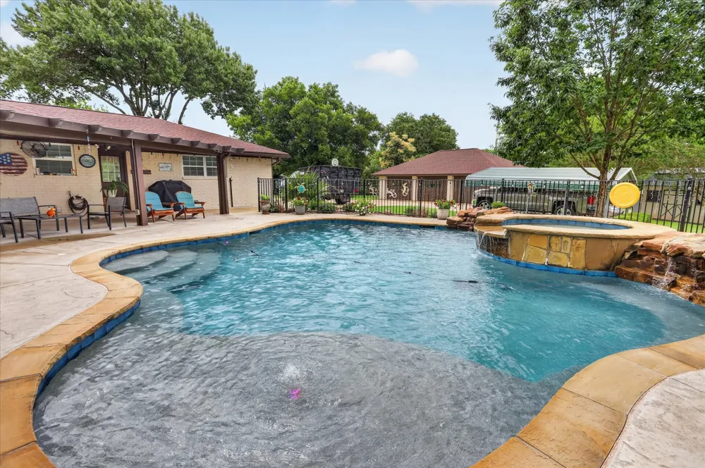 105 Elm Drive Oak Leaf, TX 75154