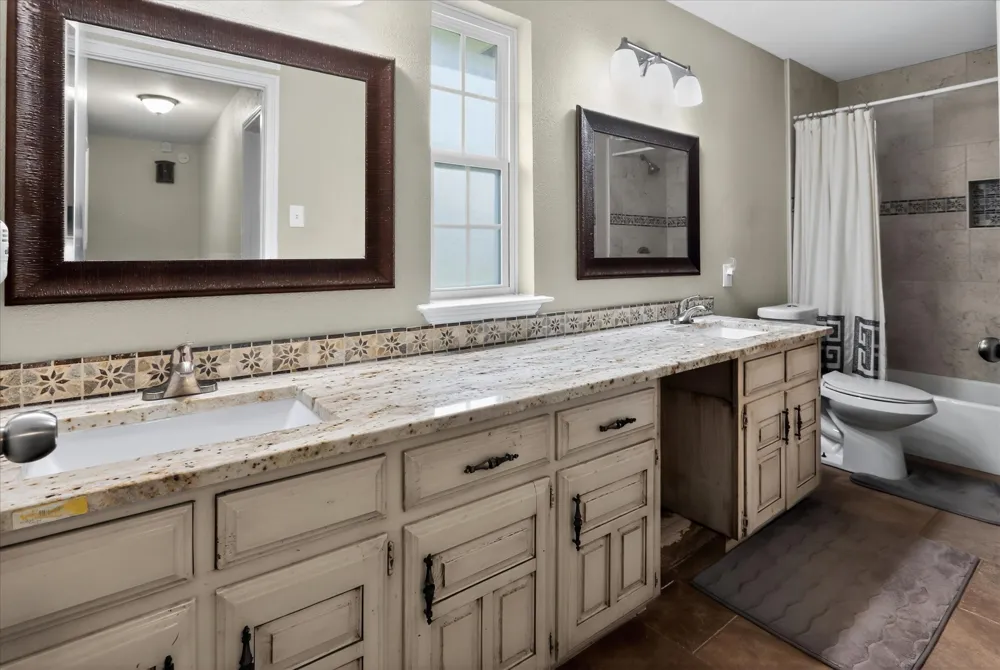 105 Elm Drive Oak Leaf, TX 75154