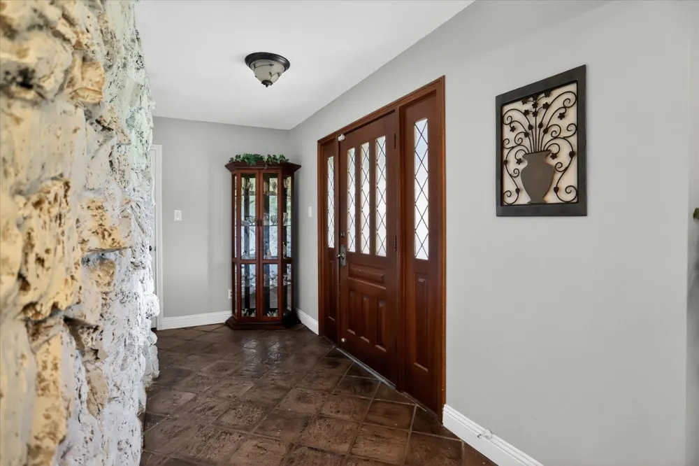 105 Elm Drive Oak Leaf, TX 75154