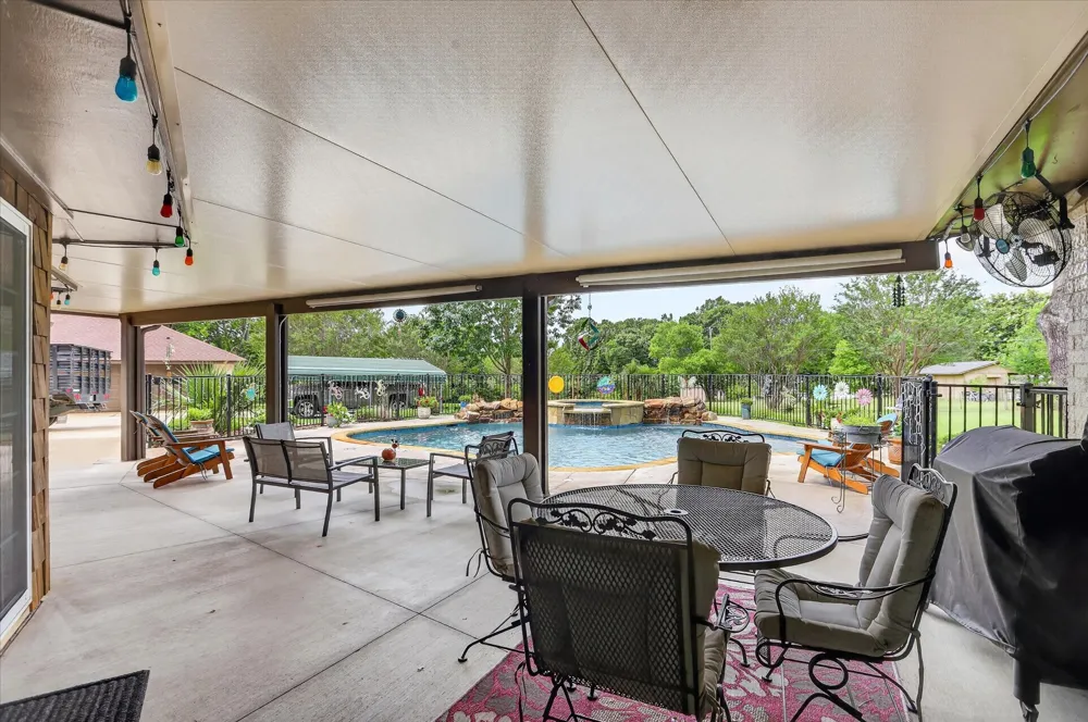 105 Elm Drive Oak Leaf, TX 75154