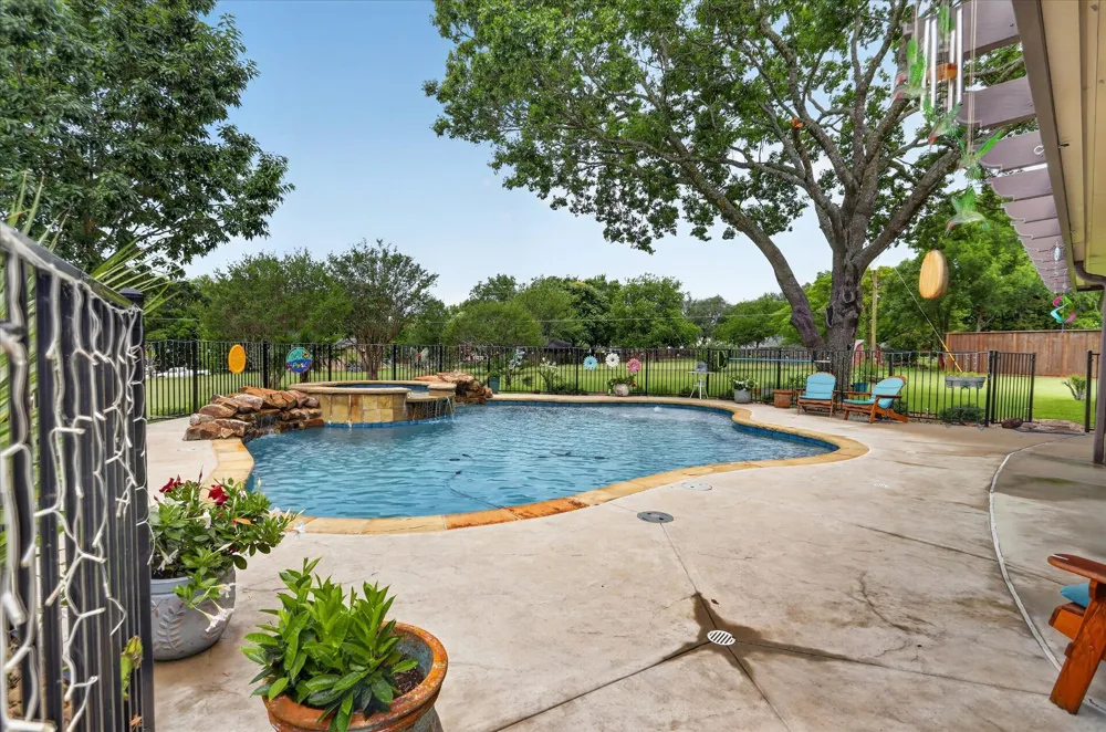 105 Elm Drive Oak Leaf, TX 75154